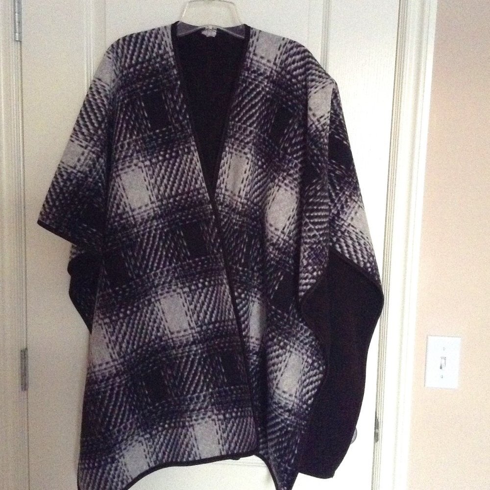 Nicole Miller Original Women's Fleece Wrap Black Gray Plaid Poncho Shrug Blanket